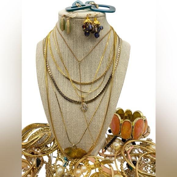 Goldtone Jewelry Bundle Lot Necklaces Earrings Bracelets Brooches - Picture 3 of 14